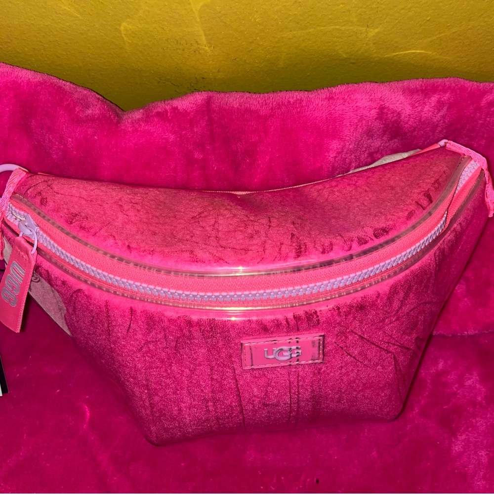 🏷️ NWT - Ugg Nasha Belt Bag Clear
Neon Pink- Sold Out Online